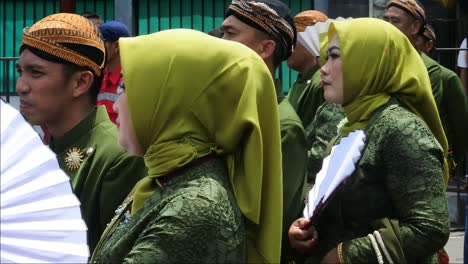 Women-and-men-dressed-in-traditional-Javanese-uniform-in-dance-parade