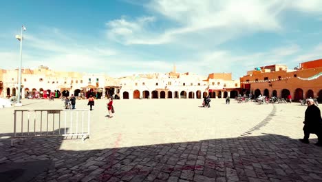 Entdecken-Sie-Die-Verborgenen-Schätze-Und-Architektonischen-Wunder-Von-Ghardaia-Mit-Diesem-Atemberaubenden-Blick-Auf-Die-Stadt