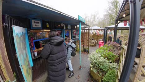 Redaktionelle-Aufnahmen-Einer-Familie,-Die-In-Einem-Open-Air-Café-Im-Englischen-Lake-District-Lebensmittel-Kauft