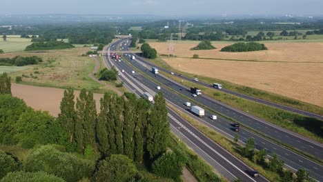 Statische-Luftaufnahme-Der-Landschaft,-Landwirtschaftliches,-Ländliches-Ackerland-In-Rainhill-Und-Viel-Verkehr-Auf-Der-Autobahn-M62