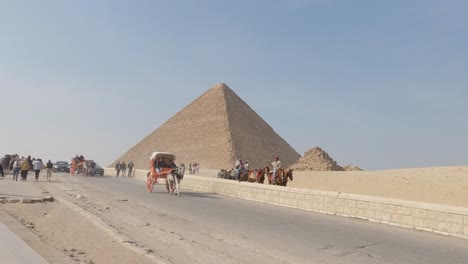 Establecimiento-Del-Paisaje-De-Las-Pirámides-De-Giza,-Carretera-De-Tráfico-Con-Carruaje-Turístico,-Egipto