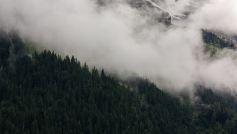 Zeitraffer-Niedriger-Wolken-Am-Fuße-Des-Eigers-In-Grindelwald-In-Den-Schweizer-Alpen