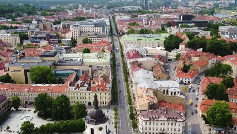 Icónica-Avenida-Gediminas-En-El-Centro-De-Vilnius,-Vista-De-Pájaro