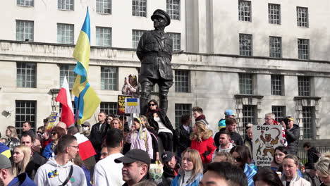 Partidarios-Pro-ucranianos-Que-Sostienen-Banderas-Y-Pancartas-Se-Paran-Frente-A-Una-Estatua-Del-Vizconde-Alanbrooke-Del-Mariscal-De-Campo-En-Una-Protesta-En-Whitehall-Contra-La-Invasión-Rusa-De-Ucrania