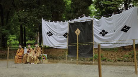 Arquero-Samurái-Montado-Pasa-Por-Delante-Del-Objetivo-En-El-Santuario-Omi-Jingu,-Cámara-Lenta-4k