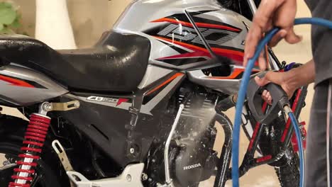 Detailer-Use-Jet-Wash-To-Spray-Honda-CB150F-In-Pakistan,-Karachi