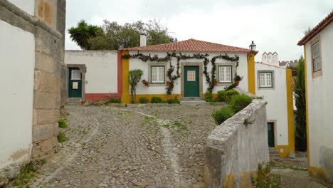 Casa-De-Aspecto-Muy-Bonito-En-El-Castillo-De-Óbidos-Que-Se-Parece-A-Una-Casa-De-Fantasía-O-De-Cuento-De-Hadas