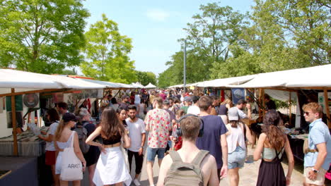 Turistas-Y-Lugareños-En-El-Mercado-De-Pulgas-En-Mauerpark-En-Prenzlauer-Berg