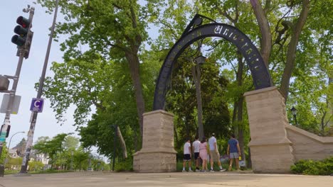 Una-Familia-Camina-Por-El-Arco-De-La-Universidad-Del-Noroeste-Mientras-Visita-El-Campus