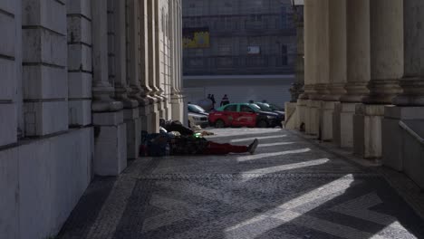 Personas-Sin-Hogar-Descansando-En-El-Centro-De-Lisboa