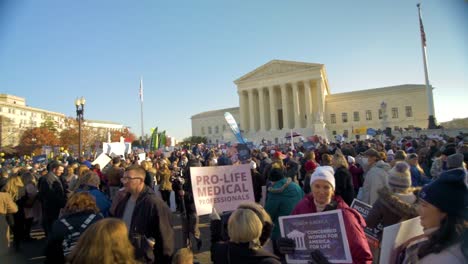 Multitud-Manifestándose-Fuera-Del-Edificio-De-La-Corte-Suprema-En-Washington-Dc