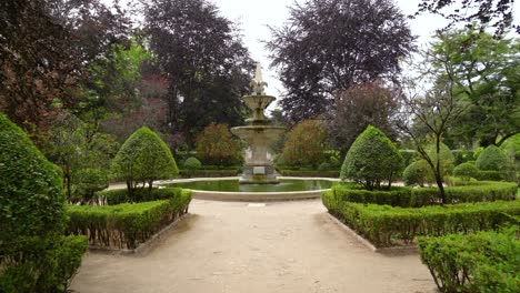Mit-Wasser-Gefüllter-Brunnen-Im-Botanischen-Garten-Der-Universität-Von-Coimbra