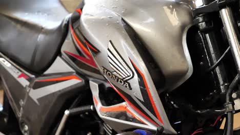 Seitenansicht-Des-Honda-Logos-Und-Emblems-Auf-Dem-Kraftstofftank-Des-Motorrads-CB150F