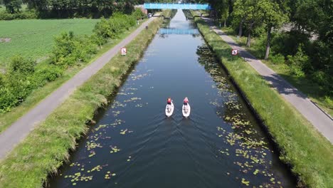 2-Freunde-Radeln-Mit-Einem-Wasserfahrrad-Durch-Das-Wasser