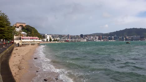 Un-Puerto-Agitado-Y-Una-Playa-Vacía-A-Lo-Largo-De-La-Costa-En-Un-Día-Ventoso-De-Invierno-En-Un-Desfile-Oriental-En-La-Capital-Wellington,-Nueva-Zelanda-Aotearoa