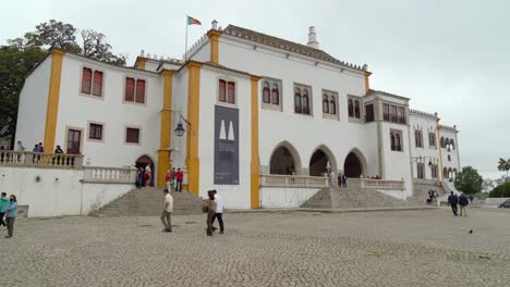 Palast-Von-Sintra-Mit-Touristen,-Die-Herumlaufen-Und-Fotos-Machen