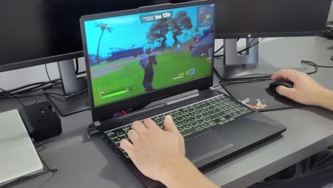 Jugando-En-La-Pantalla-De-Precarga-En-Fortnite-En-Una-Computadora-Portátil-Para-Juegos