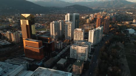 Luftaufnahme-Von-Las-Condes-Hochhäusern-In-Der-Nähe-Des-Araucano-Parks-In-Santiago,-Chile,-Südamerika