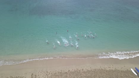 Luftaufnahme-Junger-Schwimmer,-Die-In-Waianae-2-Für-Die-Sicherheit-Der-Meere-Trainieren