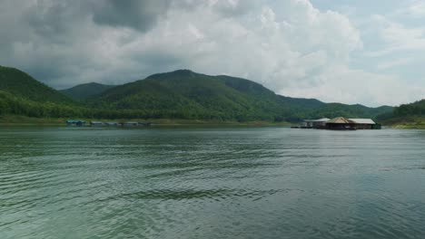 4k-Filmische-Landschaftsnatur-Panoramaaufnahmen-Des-Mae-Kuang-Dammsees-In-Doi-Saket,-Nordthailand-An-Einem-Sonnigen-Tag-Beim-Segeln-Auf-Einem-Fahrenden-Boot-In-Der-Nähe-Des-Wassers