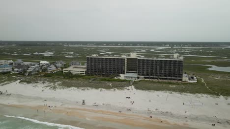 Shell-Resort-Wrightsville-Direkt-Am-Strand,-Breite-Aufsteigende-Antenne