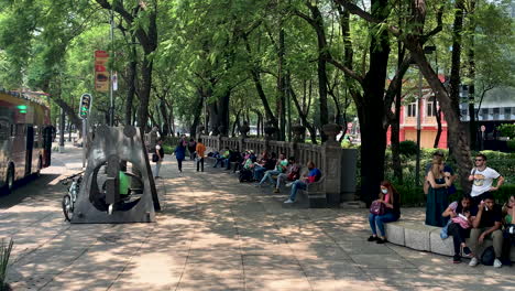 Foto-De-Gente-Caminando-Por-El-Paseo-De-La-Reforma-En-La-Vida-Cotidiana-De-La-Ciudad-De-México