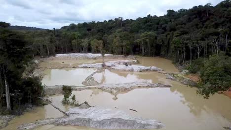 Vista-De-Drones-De-La-Minería-De-Oro-En-La-Selva-Amazónica