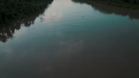 La-Inclinación-Del-Dron-Revela-El-Poderoso-Río-Amazonas-Rodeado-De-Selva-Tropical-Prístina