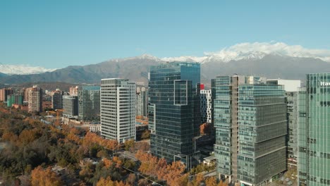 Horizonte-De-Santiago-De-Chile-Con-Modernos-Edificios-De-Oficinas-En-El-Distrito-Financiero-De-Las-Condes---Toma-Aérea-De-Drones