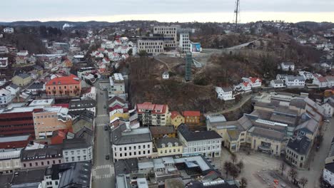 Floyheia-Mit-Glasaufzug-Und-Straße-Vestregate-In-Arendal-Norwegen---Aufsteigende-Antenne