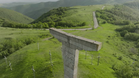 Aerial-tilt-up-shot-of-memorial-monument-in-the-Didgori-Valley,-Georgia
