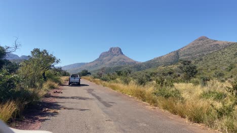 Vehículo-De-Safari-Se-Pone-En-Marcha-Para-La-Reserva-De-Waterberg,-Parque-Nacional-De-Marakele