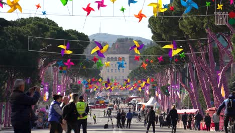 Die-Straßen-Von-Tirana-Sind-Mit-Farbenfrohen-Designelementen-Für-Die-Nationalfeierlichkeiten-Des-Frühlingstages-Geschmückt