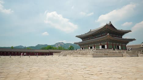 Palacio-Gyeongbokgung-En-Un-Día-Soleado-De-Verano-Con-Turistas-Paseando-Por-Los-Alrededores