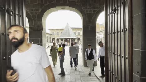 Diyarbakir,-Türkei,-Filmische-Orte-–-Blick-Auf-Die-Straße-–-Straßenspaziergang-In-Der-Nähe-Der-Großen-Moschee,-Betreten-Der-Ulu-Cami