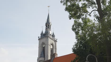 Glockenturm-Von-Tournai-Gegen-Sonnigen-Himmel