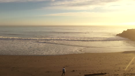 Menschen-Und-Surfer-Genießen-Den-Wunderschönen-Sonnenuntergang-Am-Strand-Im-Süden-Von-Oregon