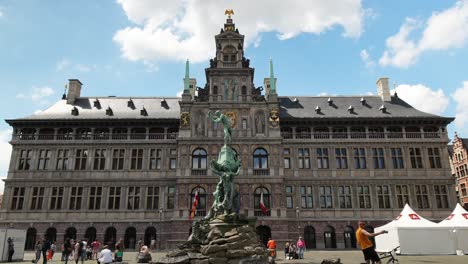 Ayuntamiento-Renovado-Con-Gente-En-La-Plaza-Principal-De-Antwerp,-Bélgica-En-Un-Hermoso-Día-De-Verano---Lapso-De-Tiempo