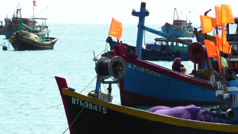 Barco-De-Pesca-Industrial-Atracado-En-Aguas-Vietnamitas-Listo-Para-Ir-A-Pescar