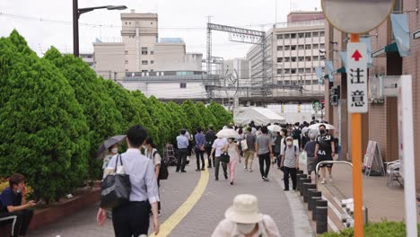 Calles-De-Nara,-Japoneses-Se-Reúnen-Frente-A-La-Estación-Yamato-saidaiji-Tras-El-Asesinato-Del-Ex-Pm-Shinzo-Abe