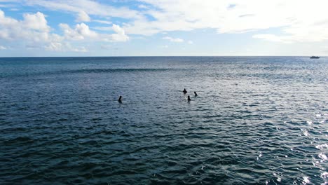 Toma-Estática-De-Surfistas-Sentados-En-Tablas-Esperando-Olas