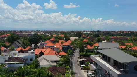 Tiendas-Que-Se-Construyen-En-El-Barrio-Local-De-Umalas-En-Bali-En-Un-Día-Soleado,-Antena