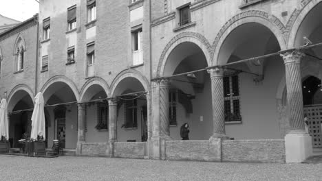 Schwarz-Weiß-Aufnahme-Der-Portiken-Von-Bologna-Auf-Dem-San-Stefano-Platz-In-Bologna,-Italien