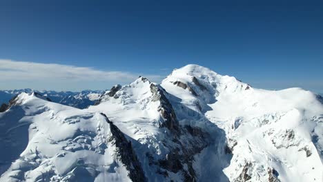 Vista-Aérea-De-Un-Pico-De-Montaña-Cubierto-De-Nieve-En-Europa