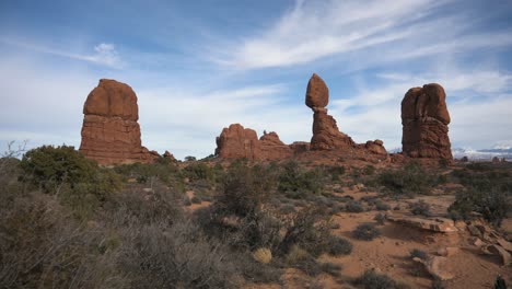 Close-up-view-of-Balance-Rock-on-a-hike-in-Arches-National-Park,-pan