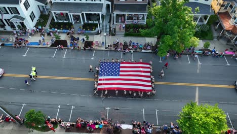 Amerikanisches-Publikum-Genießt-Parade