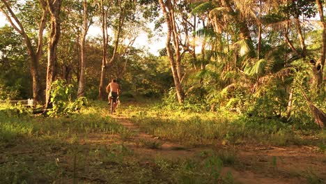 Pescador-Indígena-En-Bicicleta-A-Casa-Después-De-Pescar-En-El-Río-Amazonas