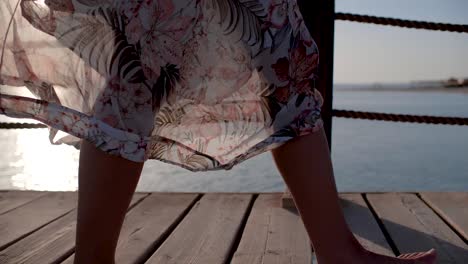 Detail-Der-Beine-Einer-Kaukasischen-Frau,-Die-Bei-Sonnenuntergang-Auf-Einem-Yetti-Am-Meer-Läuft