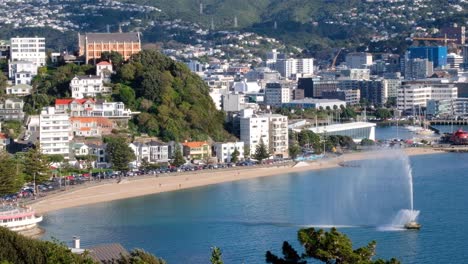 Atemberaubende-Orientalische-Bucht-Mit-Springbrunnen,-Strand,-Meer-Und-Wohnhäusern-Am-Wasser-In-Der-Hauptstadt-Wellington,-Neuseeland,-Aotearoa