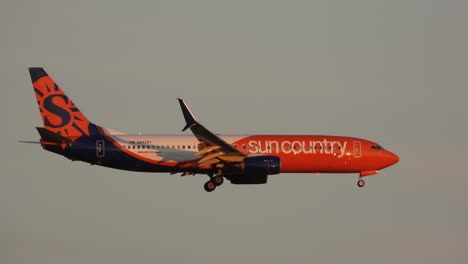 Boeing-737-De-Sun-Country-Airlines-Descendiendo-Contra-El-Cielo-Del-Atardecer,-Llegando-A-Toronto,-Canadá